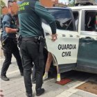 Los agentes de la Guardia Civil en el momento de la detención en Zaratán