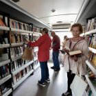Los vecinos mayores de rueda suben al bibliobús en busca de sus libros y autores favoritos