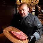 Sergio Aguilar , ‘Pachilla’, Jefe de Cocina, con un chuletón de carne premium.