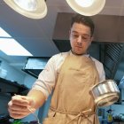 Rodrigo Herrero, chef y propietario, prepara uno de los platos del menú.