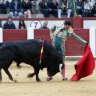 Un pase zurdo de Talavante con su segundo toro, de Jandilla.