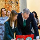 Beatriz Gereda junto al Rey Felipe VI en el Palacio Real de El Pardo  en la 44º edición del concurso escolar ¿Qué es un Rey para ti?