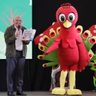 Jesús Julio Carnero junto a la nueva mascota 'Miguel'