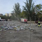 Trabajos de limpieza este domingo en las pistas deportivas de Las Moreras, donde se produjo la agresión.