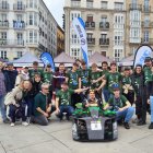 Alumnos del instituto Galileo de Valladolid junto al coche premiado.