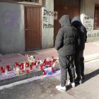 Homenaje con velas y flores a Juan Esteban Rubio que se encontraba en la calle de la Democracia, donde tuvo lugar el crimen.