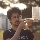 Jorge Monzón, experto en astronomía y presidente de Astroval, mientras utiliza una herramienta