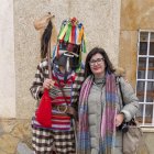 La profesora de Antropología Social y directora de la Cátedra de Estudios sobre la Tradición de la UVa, Pilar Panero, junto al Zangarrón de Sanzoles el pasado mes de diciembre