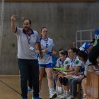 Javier Rujas hace indicaciones a sus jugadoras en el último duelo ante Morvedre.