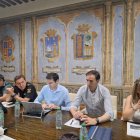 El secretario general de la Delegación del Gobierno en Castilla y León, Francisco Javier Pérez, y el alcalde de Medina del Campo, Guzmán Gómez, en la Junta local de Seguridad