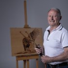 Vicen junto a su obra 'Mujer alada'.