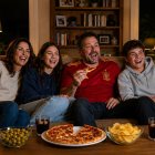 Una imagen de una familia viendo un partido de España