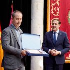 El periodista de El Mundo de Castilla y León, Julio Tovar, recibe el premio de manos de Conrado Íscar.