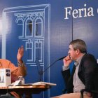 Marcos Giralt Torrente y Pablo R. Lago, ayer, en la presentación de ‘Los ilusionistas’ en la Feria del Libro.