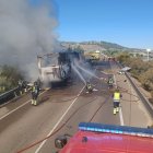 Camión en la N-122 ardiendo tras el accidente