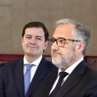 Alfonso Fernández Mañueco y Carlos Pollán, en la presentación del pacto en el hall de las Cortes.