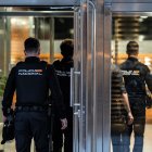 Archivo - Varios agentes de Policía Nacional en una inspección por un homicidio.