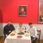 Alejandro, María José y Javier muestran varios platos de la carta como jamón de bellota, callos, varias raciones de rodaballo para compartir y la menestra palentina que es la especialidad