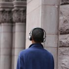 Una persona utilizando auriculares.