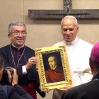 Argüello haciendo entrega del obsequio a León XIV.