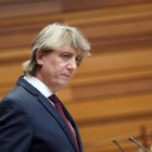 El portavoz del Grupo Parlamentario Socialista, Carlos Martínez, durante su intervención en el debate de investidura del candidato a la Presidencia de la Junta de Castilla y León.
