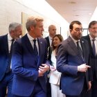 María José Sáenz de Buruaga (Cantabria), Jorge Azcón (Aragón), Alfonso Rueda (Galicia), Adrián Barbón (Asturias) y Mariano Rajoy, este jueves en la toma de posesión de Mañueco.