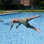 Primer chapuzón en las piscinas municipales de Riosol