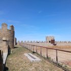 Pasillos del adarve del Castillo de los Alburquerque donde se visualizará el eclipse total de sol