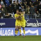 Latasa y Marcos André se abrazan tras marcar uno de los goles blanquivioleta en Málaga.