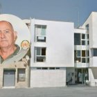 El Ayuntamiento de Sardón de Duero y en miniatura, el todavía alcalde, José Antonio Matesanz