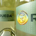 Línea de embotellado en una bodega de la denominación de origen Rueda.