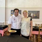 Francisco y Ana María, en el comedor del restaurante Santa Cruz, con las réplicas de los cuadros a su espalda.