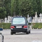 Un coche fúnebre en las inmediaciones de un cementerio.
