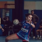 Carmen Fidalgo se prepara para lanzar en un partido.