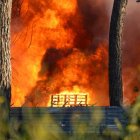 Las llamas devoran la fábrica y dejan una densa columna de humo negro que se ve desde toda la ciudad.