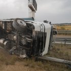 Estado de la A-62 a su paso por la localidad vallisoletana de Geria, con el camión volcado.