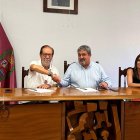 La plataforma contra la planta de biogás, en su reunión con el Ayuntamiento de Tudela de Duero.