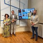 El presidente de la Diputación de Valladolid, Conrado Íscar, junto al alcalde del municipio, David de la Viuda, y la presidenta de la Fundación de Habaneras, Teresa Pérez Daniel, en el Palacio de Pimentel.
