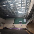 Vista del frontón de Pisuerga, con la lona cubriendo el parquet por la obra.