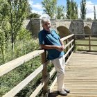 Arturo J Pinto, frente al puente de Husillos.