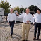Miguel Calvo y Jesús Julio Carnero durante su visita a las instalaciones de Iberdrola.