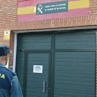 Agente de la Guardia Civil en un cuartel.