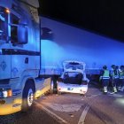 El coche metido debajo del camión en el accidente de la N-122 en Sardón de Duero en Valladolid.
