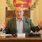 El alcalde, Jesús Julio Carnero, informa sobre asuntos de ciudad durante la rueda de prensa de hoy.