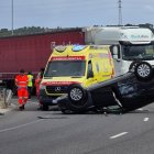 Coche volcado en la rotonda de La Cistérniga.