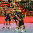 Iribar se prepara para lanzar ante Torrelavega.
