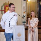 El chef del restaurante Trasto, Teo Rodríguez y la concejala de Juventud, Carolina del Bosque, durante la presentación del concurso.