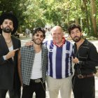 Integrantes de Siloé, pregoneros de las fiestas de Valladolid, con el alcalde.