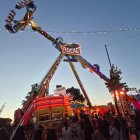 Los carruseles convierten el Real de la Feria en un punto de encuentro
