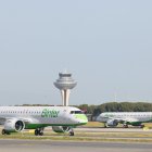 Dos aviones de Binter en un aeropuerto.